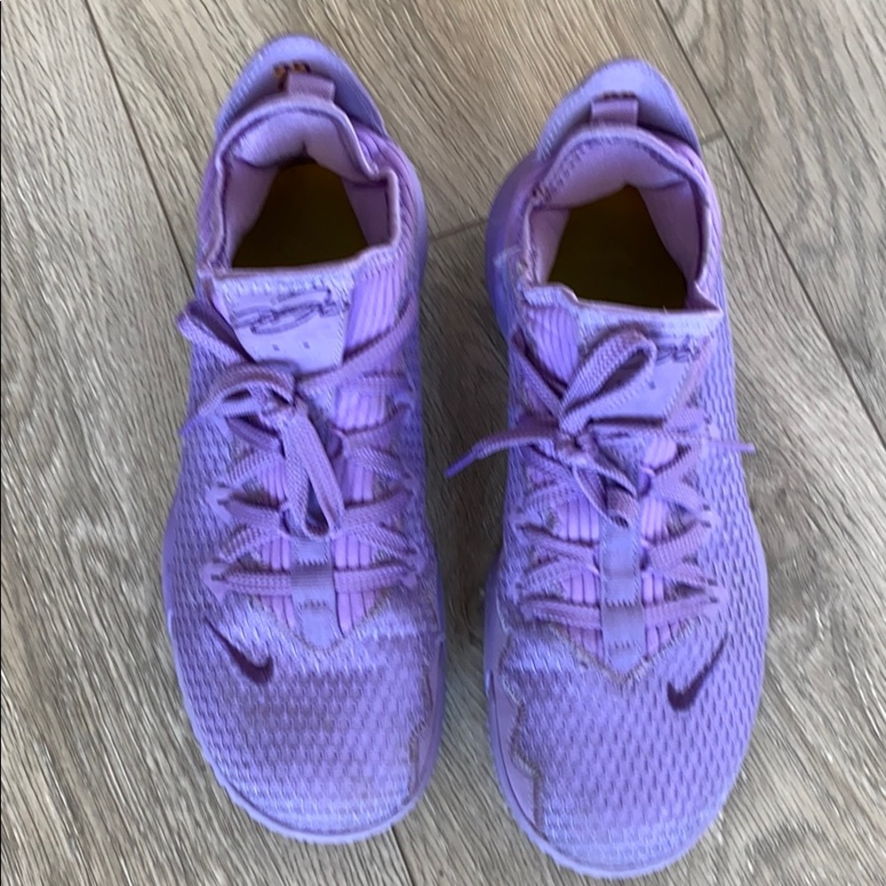 Nike Le Bron 17